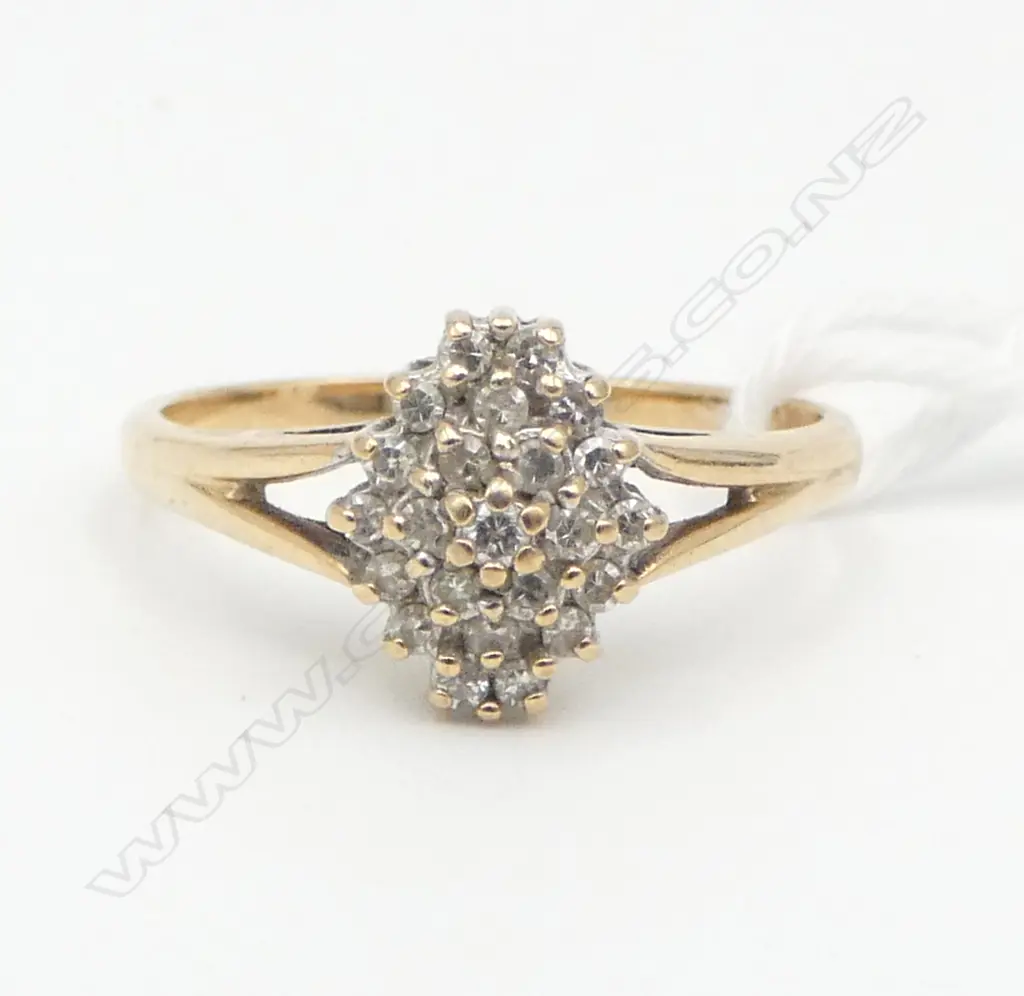 9ct GOLD & MULTI DIAMOND CLUSTER RING 2.07gms SIZE O Image 1++