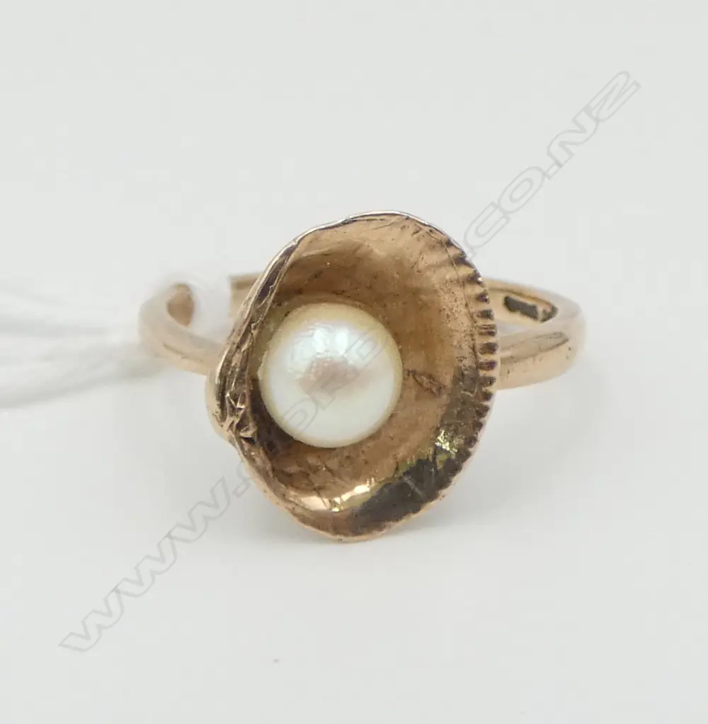 9ct GOLD PEARL IN SHELL MOUNTED RING 2.7gms SIZE M Image 1++