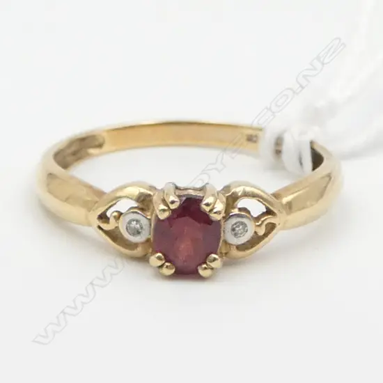 9CT GARNET & SMALL DIAMOND RING, 1.9gms SIZE Q