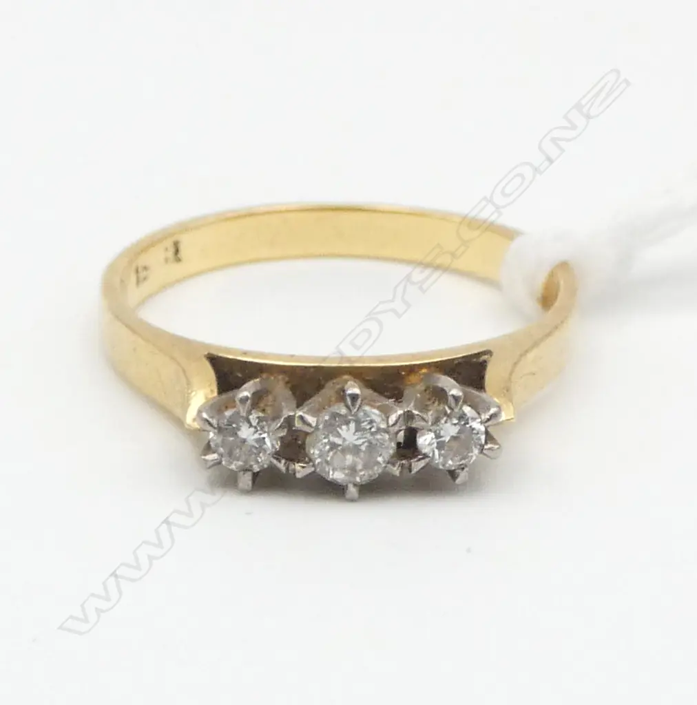 ESTATE 18CT GOLD AND 3 STONE DIAMOND RING 2.65gms SIZE L Image 1++