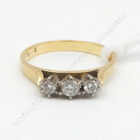 ESTATE 18CT GOLD AND 3 STONE DIAMOND RING 2.65gms SIZE L