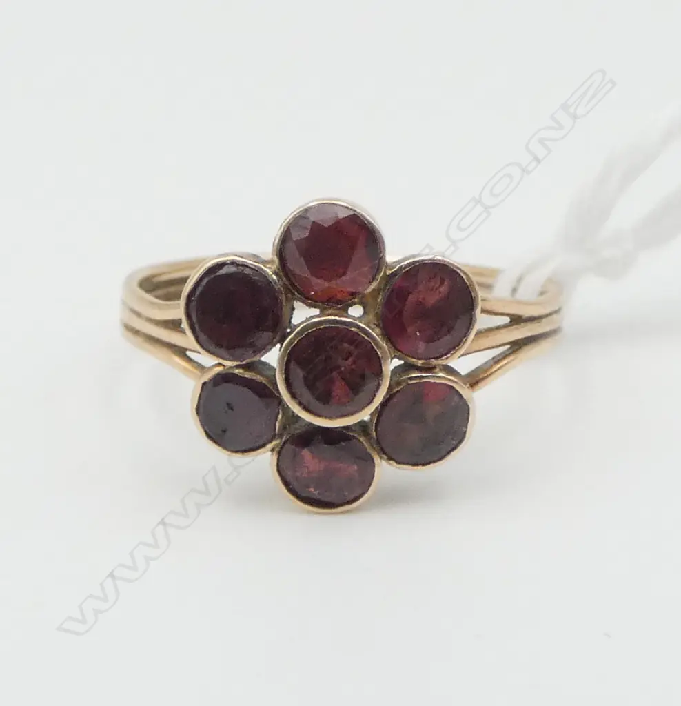 9ct GOLD & ALMANDINE SET flower head cluster RING 1.7gms SIZE M1/2 Image 1++
