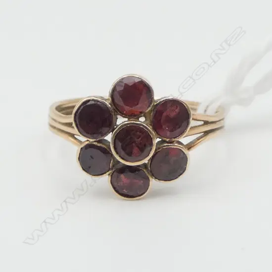 9ct GOLD & ALMANDINE SET flower head cluster RING 1.7gms SIZE M1/2