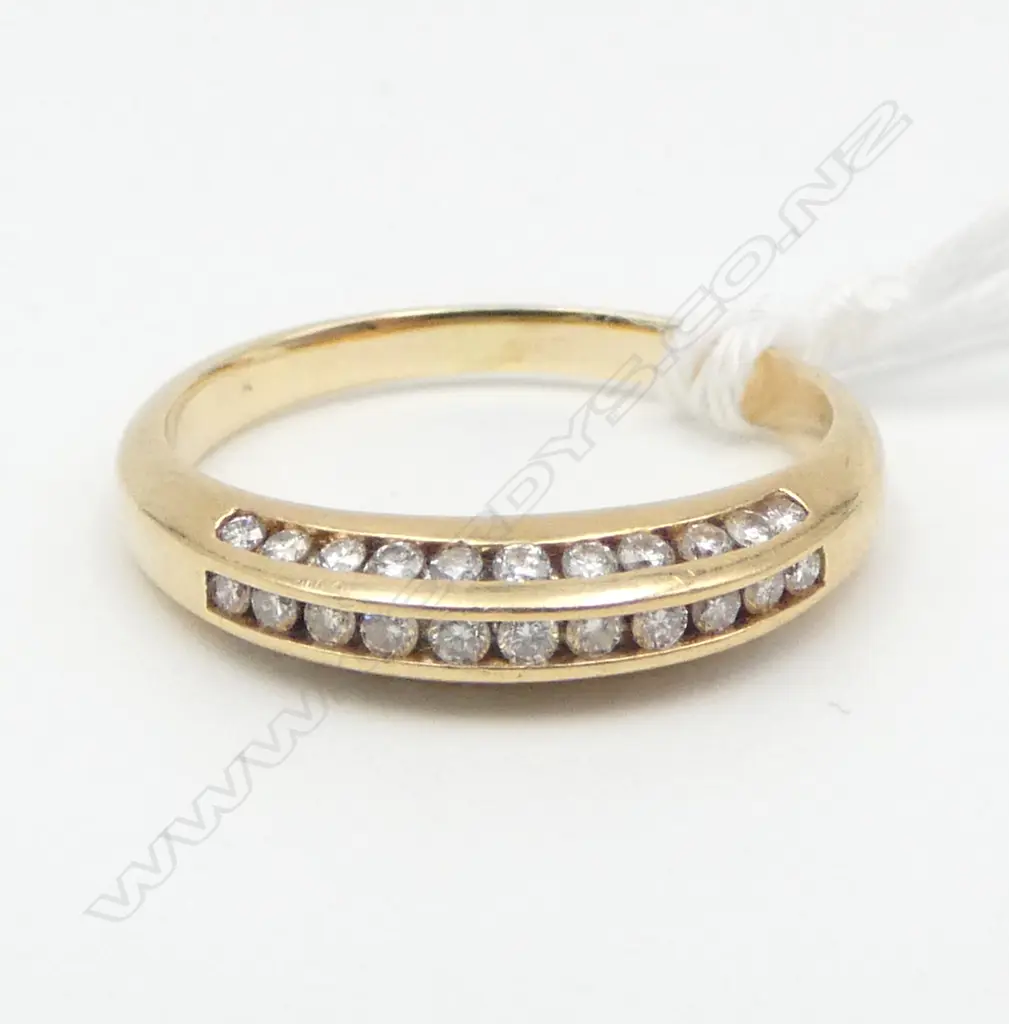 14CT GOLD AND DIAMOND BAND TDW. 0.33ct SIZE O. 2.77gms Image 1++