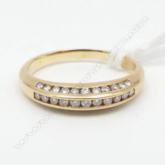 14CT GOLD AND DIAMOND BAND TDW. 0.33ct SIZE O. 2.77gms