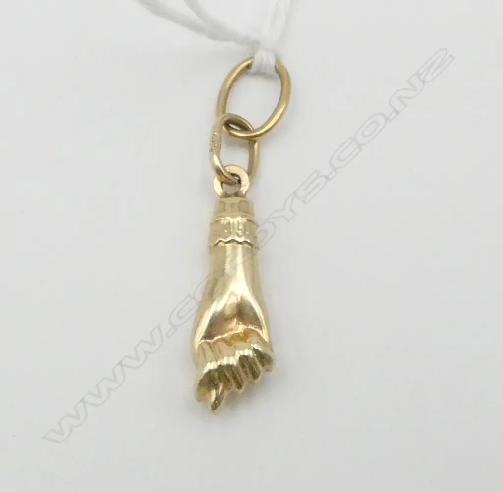 9ct GOLD CLOSED HAND PENDANT / CHARM 1.84gms Image 1++