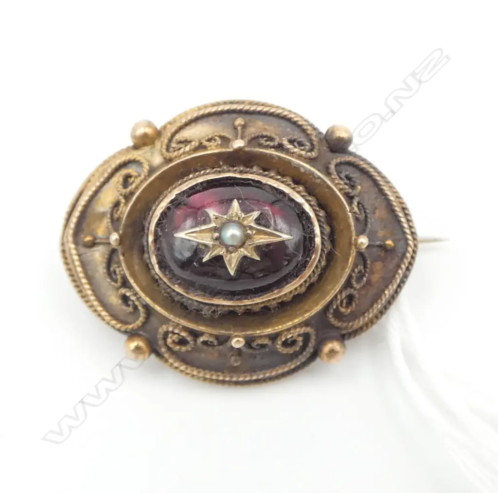 ANTIQUE 9CT MEMORIAL BROOCH W.28mm, 6.3gms Image 1++