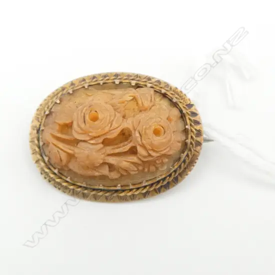 9CT gold framed BROOCH 25x20mm 3.1gms