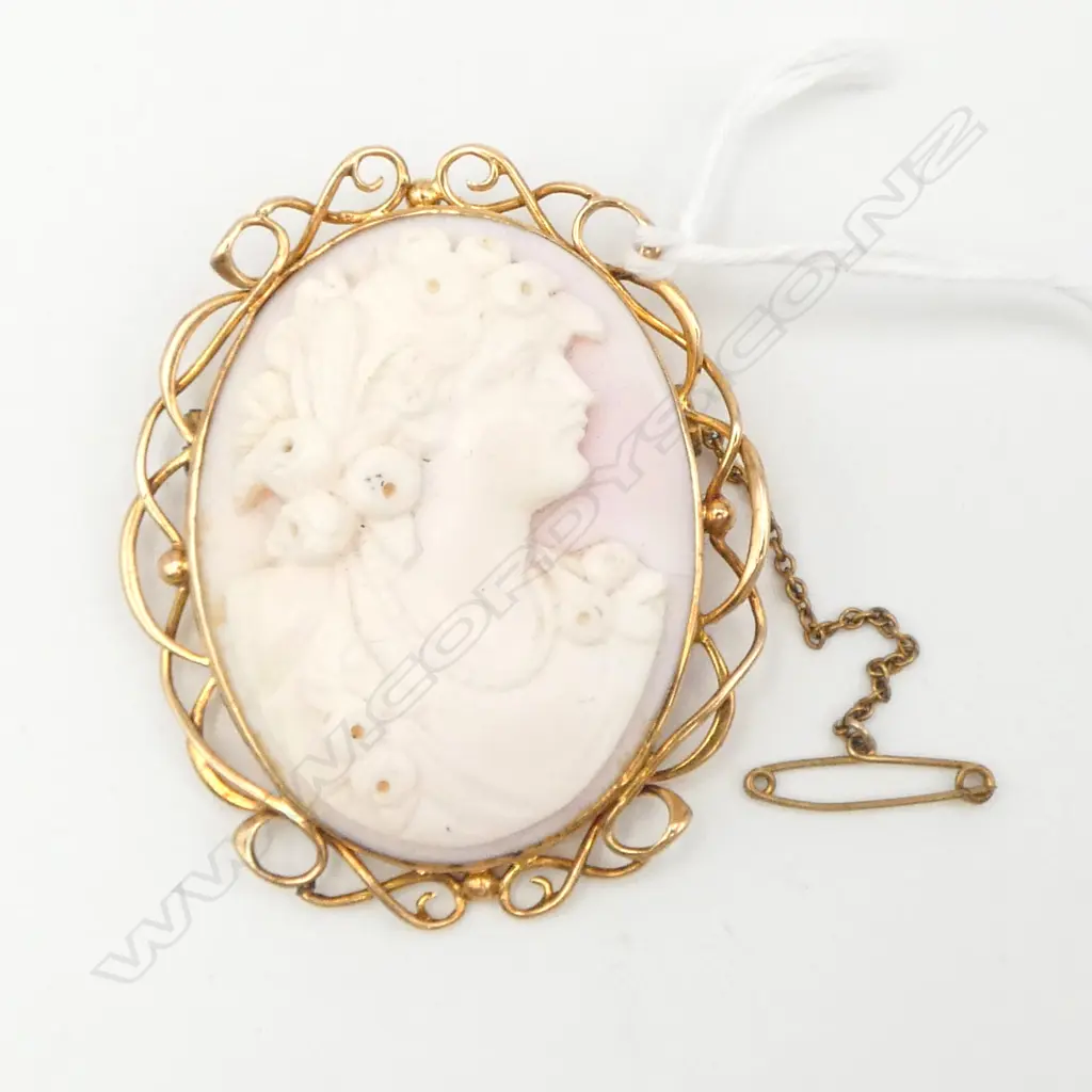 15ct GOLD FRAMED ELEGANT CAMEO carved shell BROOCH  Image 1++