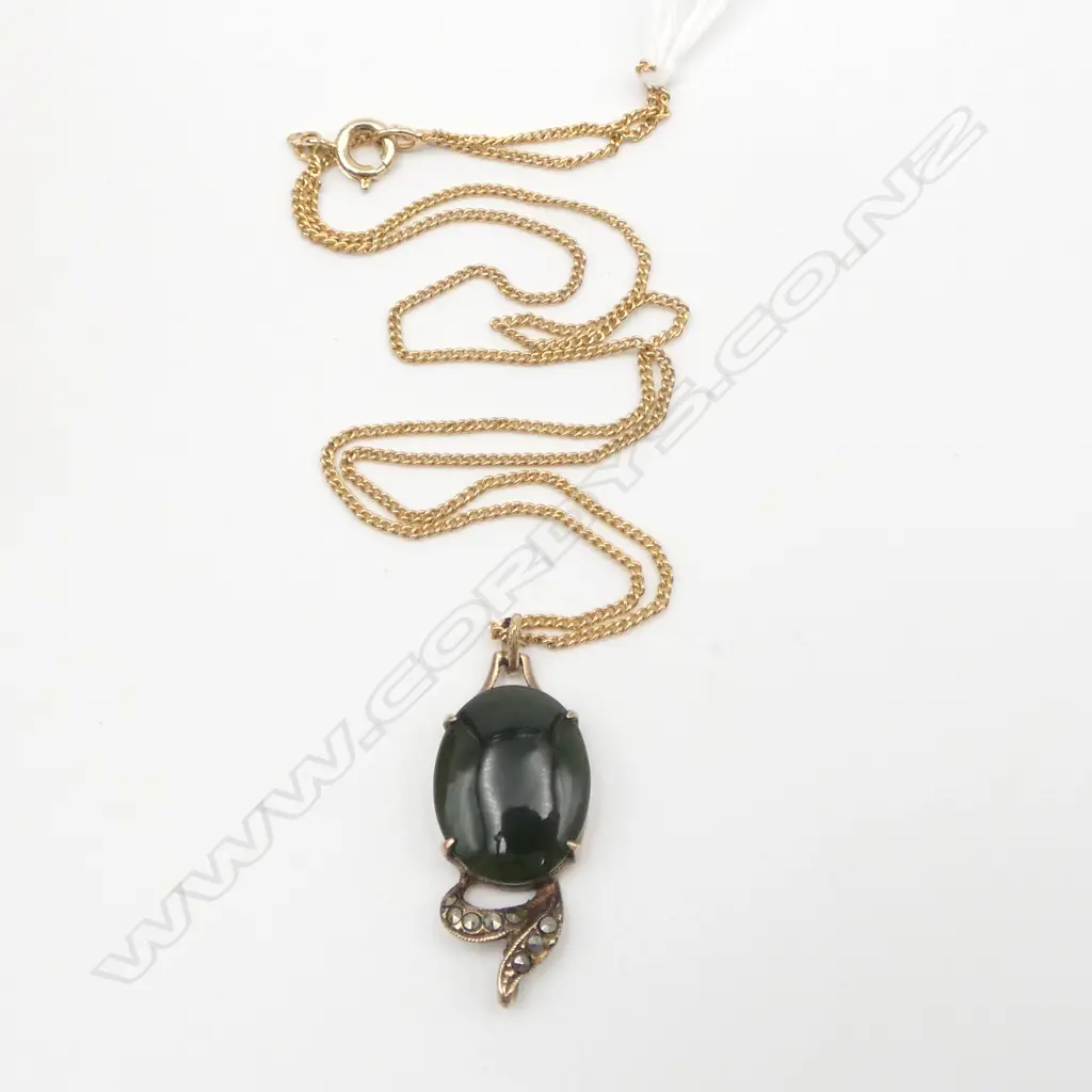 9ct GOLD FRAMED GREEN STONE PENDANT on rolled gold CHAIN Image 1++