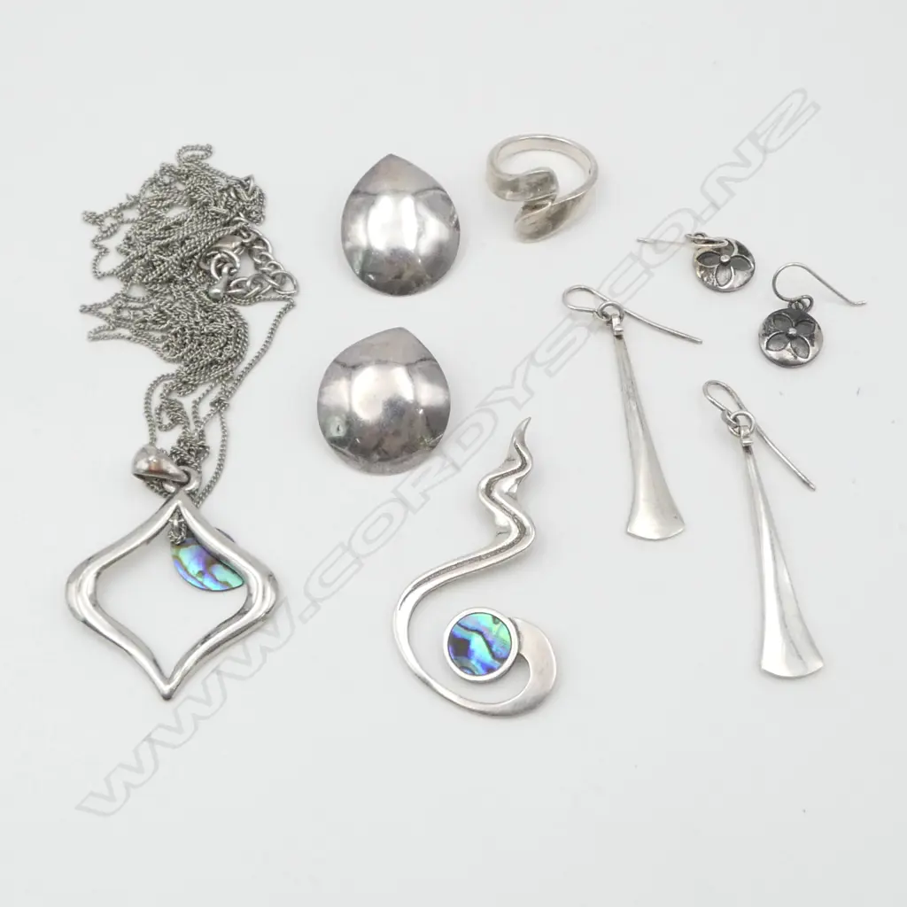 COLLECTION VINTAGE MODERNIST SILVER JEWELLERY: 2 pendants + 2 prs earrings + ring + chain Image 1++