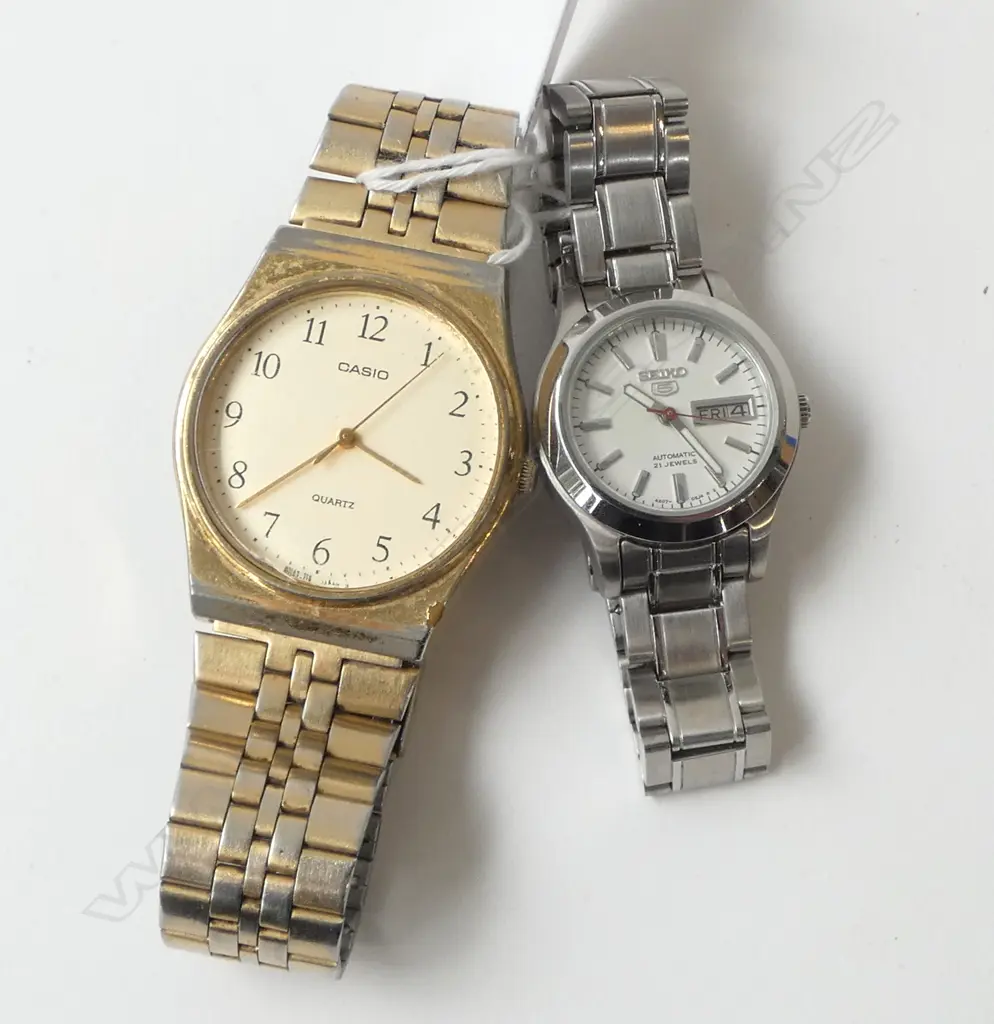 2 VINTAGE WRISTWATCHES CASIO AND SEIKO Image 1++