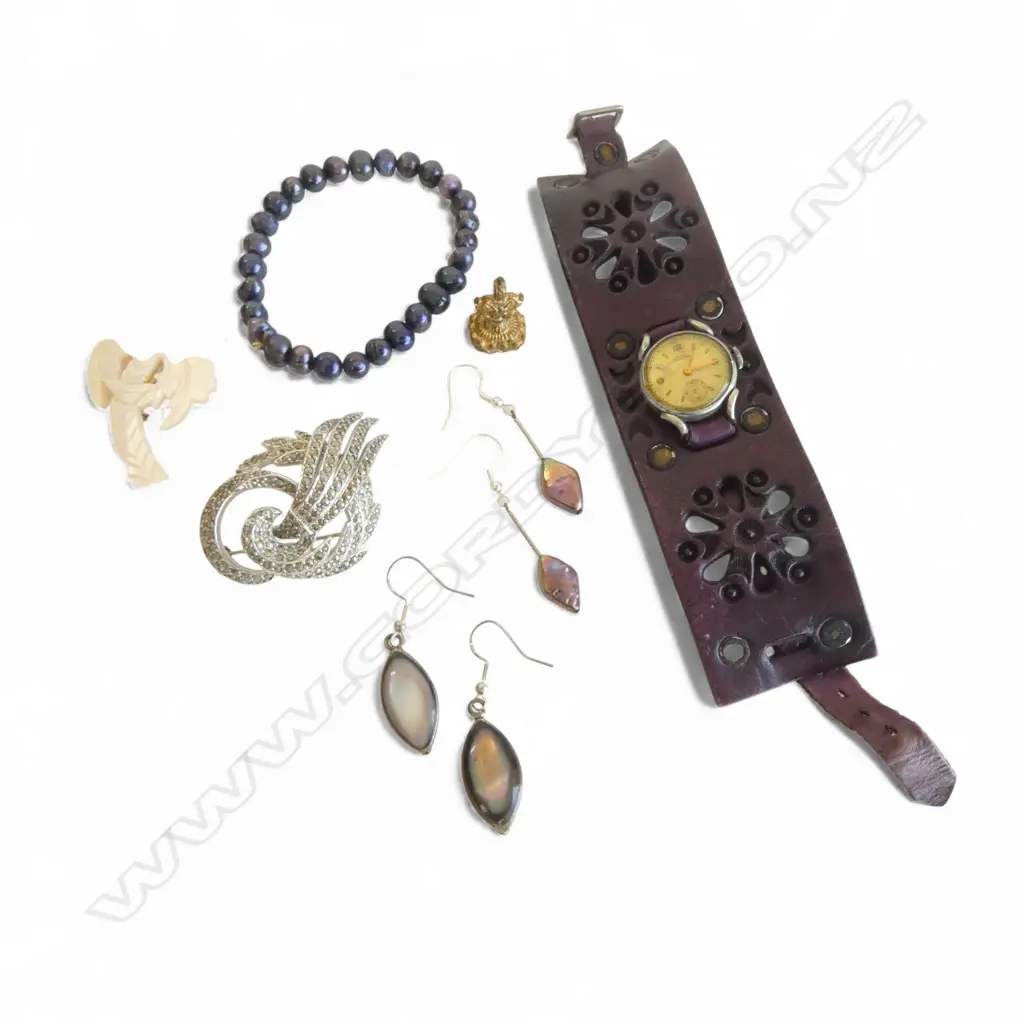 VINTAGE LADIES WATCH leather retro + asst jewels: pearl bracelet + earrings + seal + mop palm brooch Image 1++