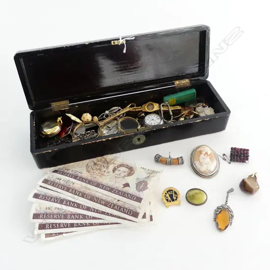 ASST. COSTUME JEWELLERY, NZ $1 BANK NOTES IN ORIENTAL LACQUER CONTAINER W.280mm