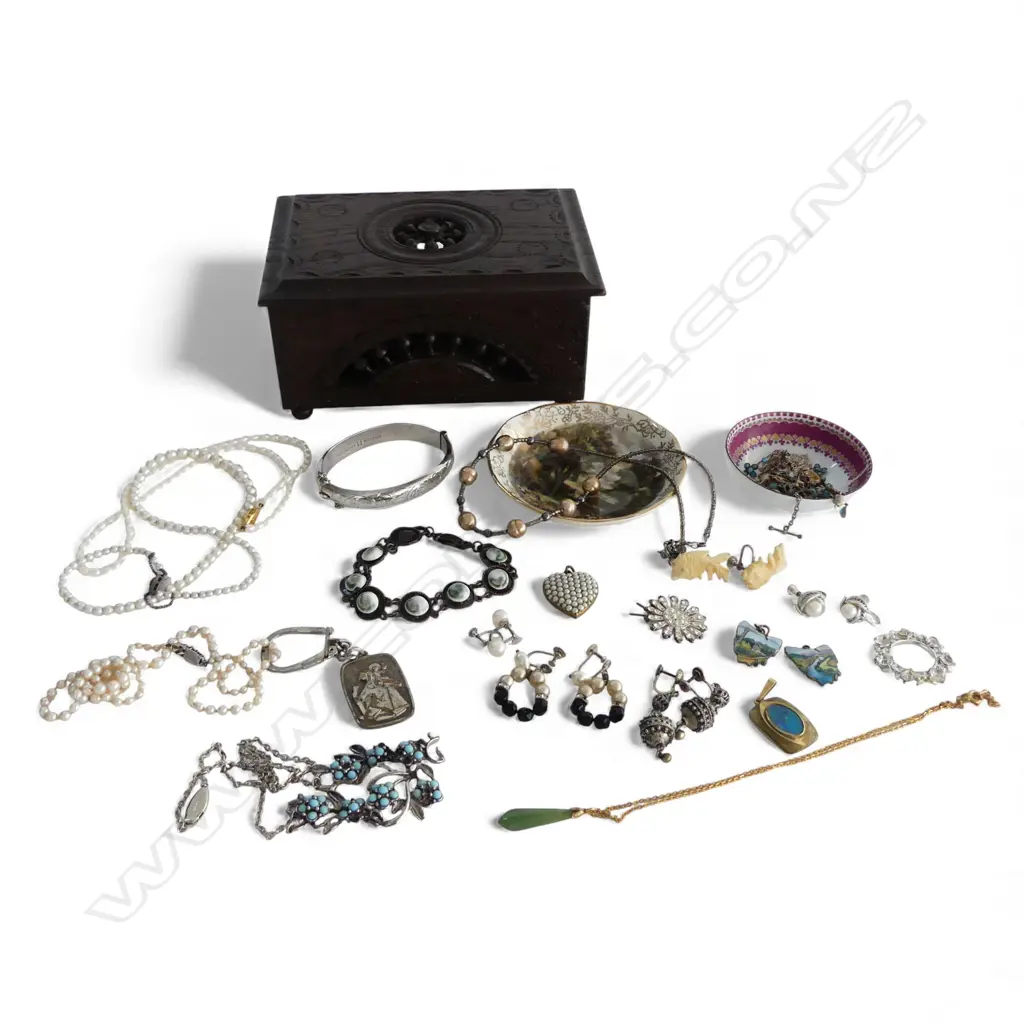 ASST. JEWELLERY INCL. STG BRACELET, PEARL NECKLACES IN WOODEN BOX W.160mm Image 1++