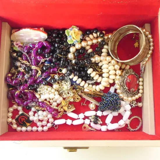 ASST. COSTUME JEWELLERY IN JEWELLERY BOX