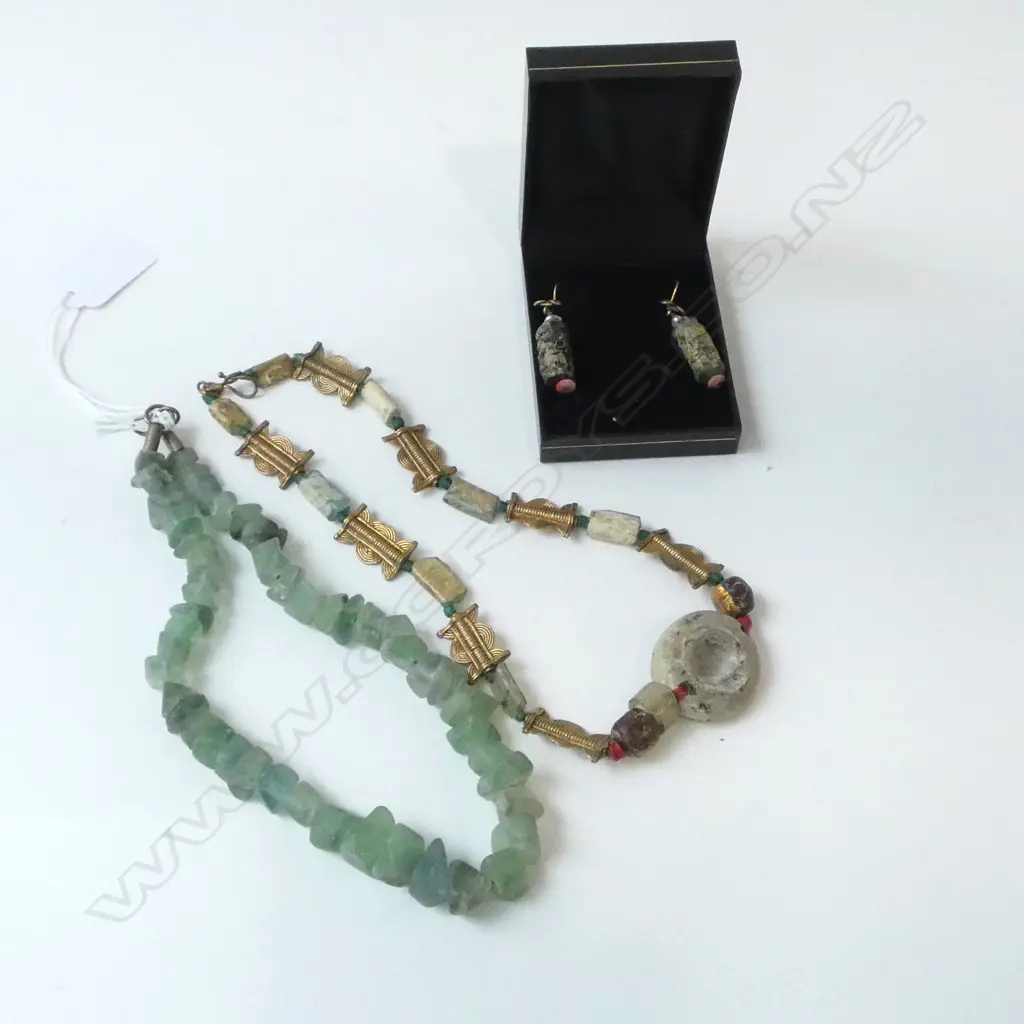 3 PCES TURKISH SEA GLASS JEWELLERY; 2 NECKLACES + PR EARRINGS L.55mm Image 1++