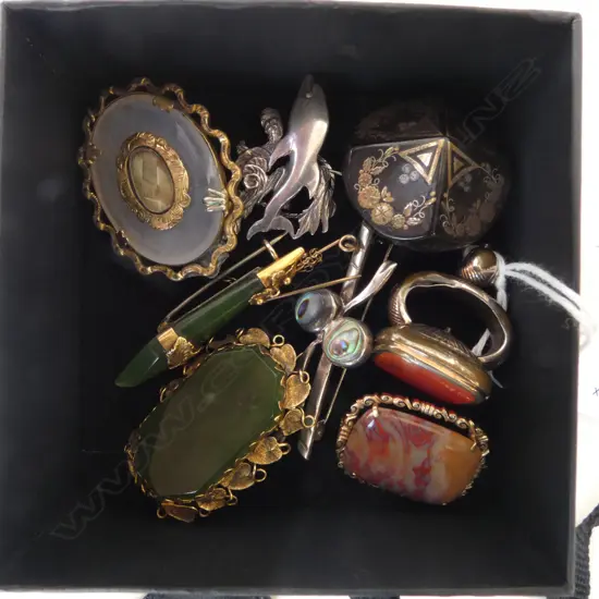 7 BROOCHES (1 9CT AGATE) + GP FOB