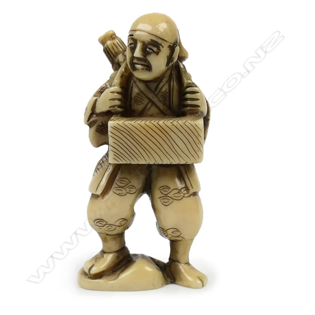 Ivory netsuke of foreigner wearing traditional robes a box hangs around his neck a parasol to his back - signed, Image 1++