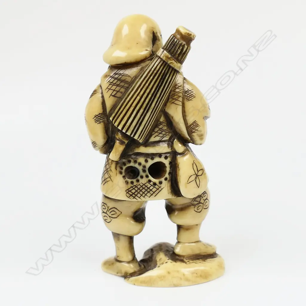 Ivory netsuke of foreigner wearing traditional robes a box hangs around his neck a parasol to his back - signed, Image 1++