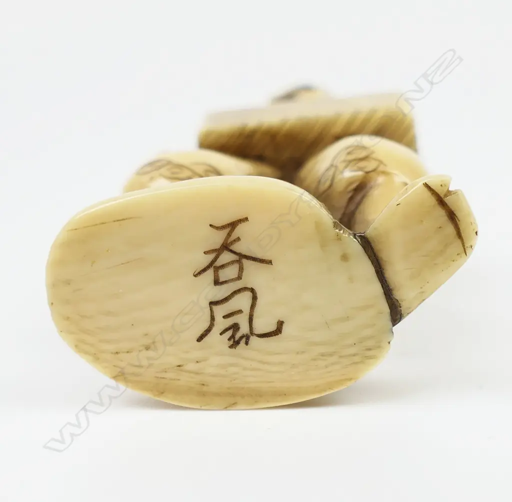 Ivory netsuke of foreigner wearing traditional robes a box hangs around his neck a parasol to his back - signed, Image 1++