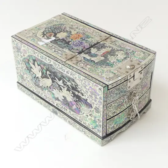 ORIENTAL JEWELLERY BOX w. MoP INLAY 135x235x120mm