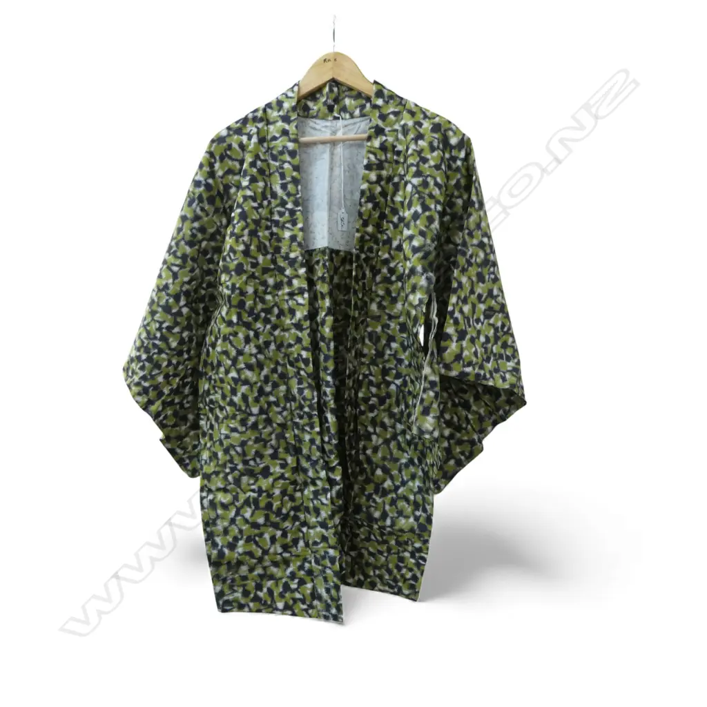 VINTAGE HALF LENGTH TRADITIONAL SILK KIMONO - GREEN / BLACK & WHITE SPLASH PATTERN - UNLINED Image 1++