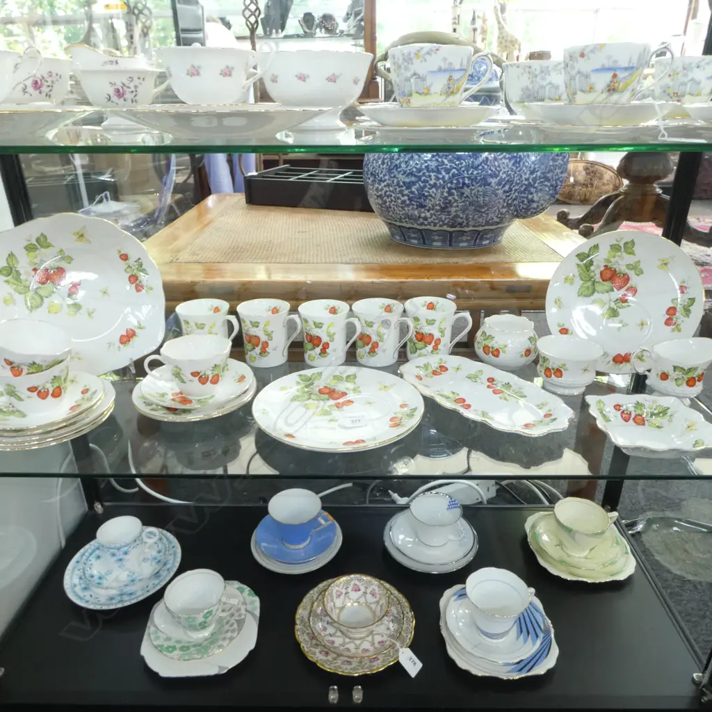 COLLECTION OF QUEENS CHINA VIRGINIA STRAWBERRY PAT Image 1++