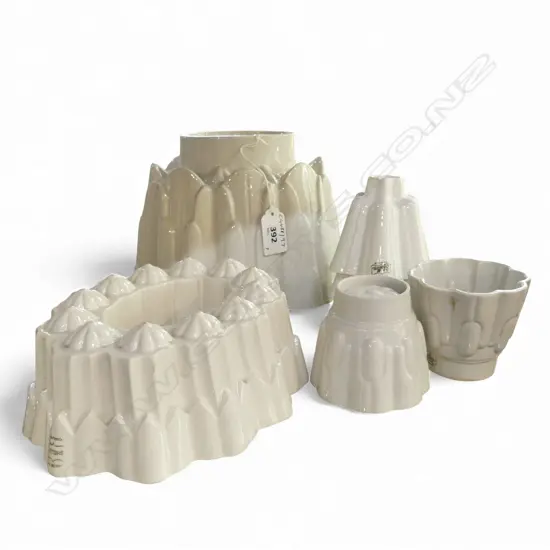 COLLECTION OF 7 WHITE SHELLEY CHINA JELLY MOULDS 2 DIA 170MM 5 DIA 70MM