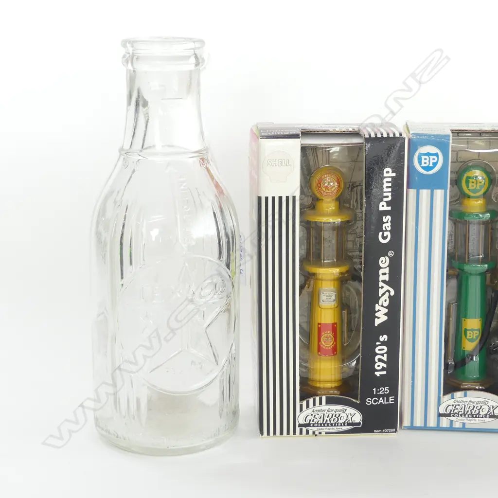VINTAGE GLASS 'TEXACO' BOTTLE + 4 1:25 MODEL GAS PUMPS boxed Image 1++
