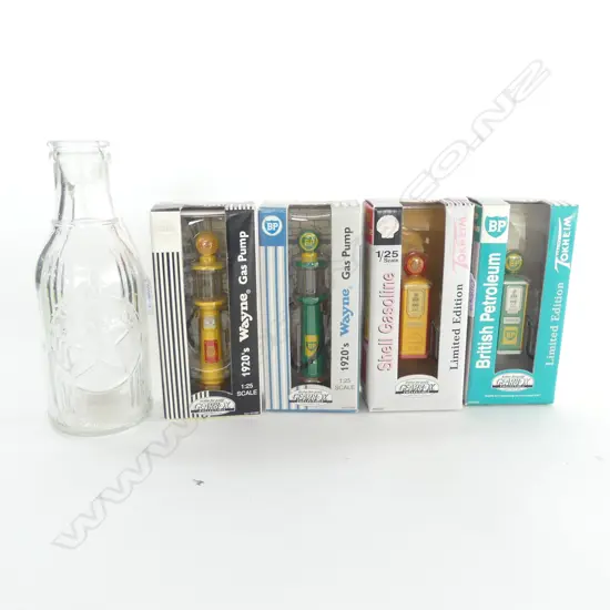VINTAGE GLASS 'TEXACO' BOTTLE + 4 1:25 MODEL GAS PUMPS boxed