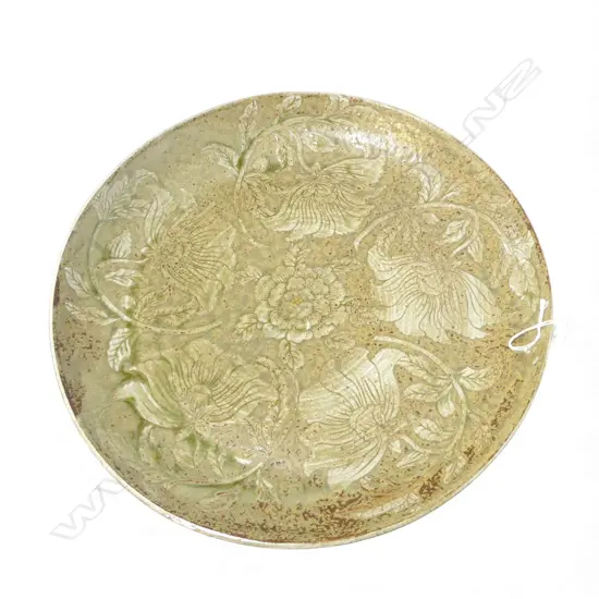 KEUM SUN LEE PALE GREEN GLAZED TERRACOTTA CHARGER, Dia.360mm