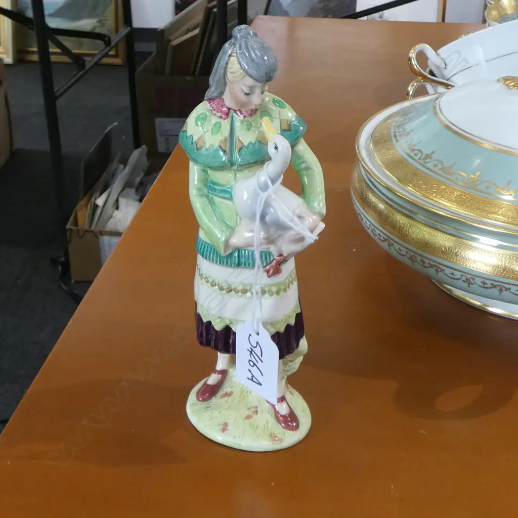 BESWICK FIGURE girl kissing goose H.180mm Image 1++