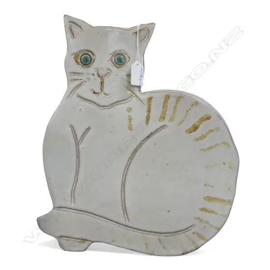 MARGARET BELL N.Z. STUDIO POTTERY WALL HANGING CAT H.350mm