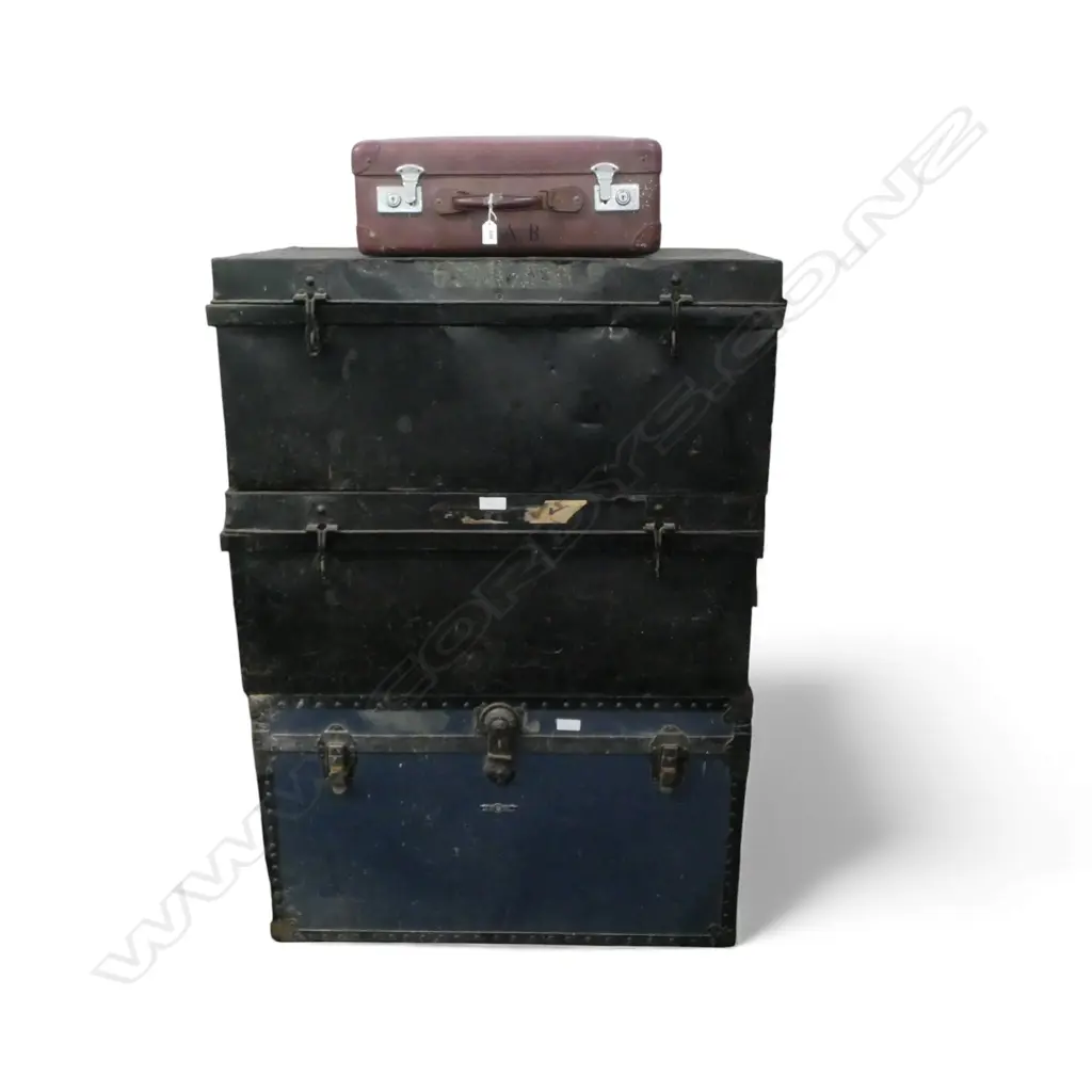 3 VINTAGE TRAVELLING TRUNKS AND SUITCASE Image 1++