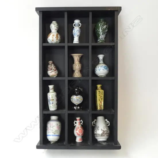 BLACK COLLECTORS SHELF w. 12 ORIENTAL VASES 280x470mm