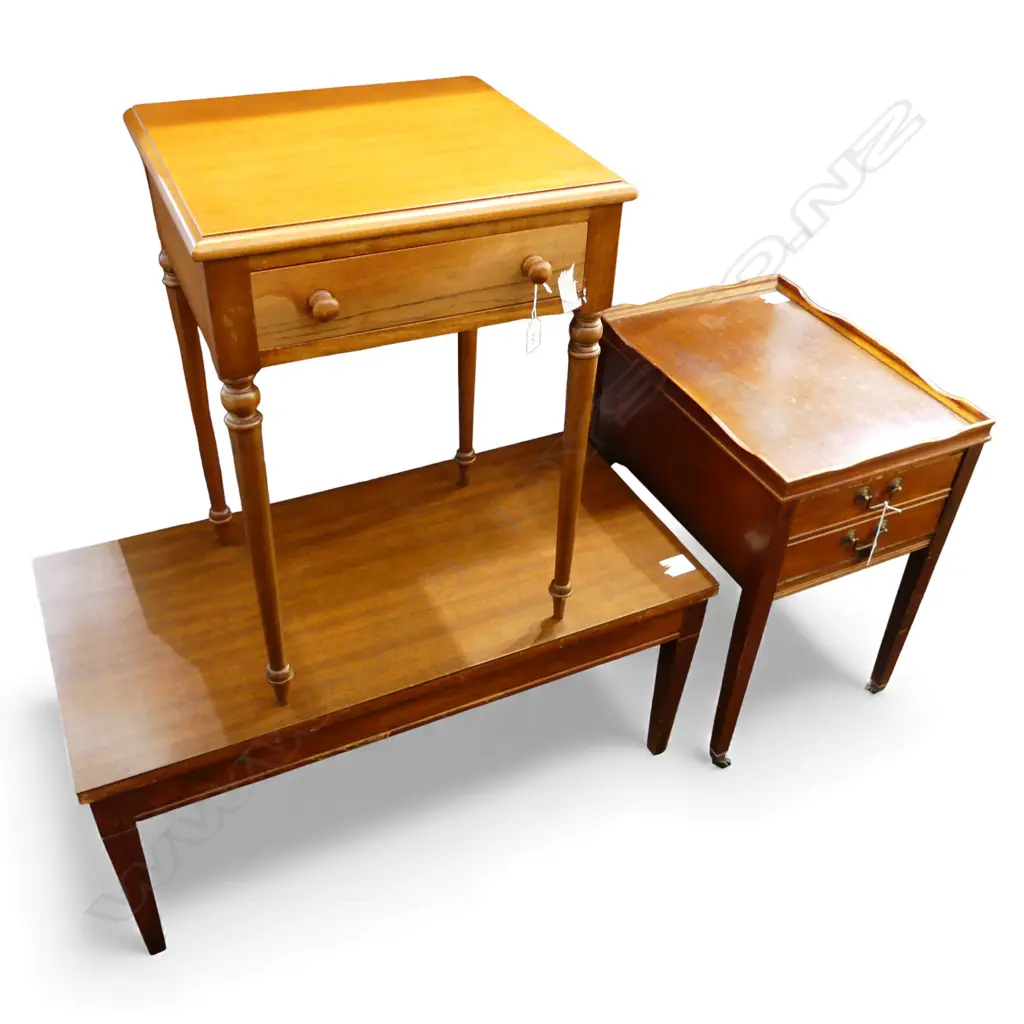 3 PCES MAHOGANY FURNITURE; COFFEE TABLE W.900mm, 2 SIDE TABLES w. DRAWERS Image 1++