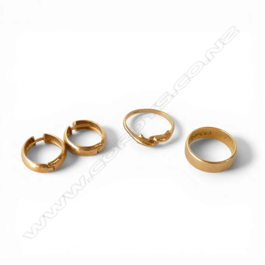 2 x 9ct GOLD RINGS & PR 9ct EARRINGS 5.65gm earrings not closing Image 1++