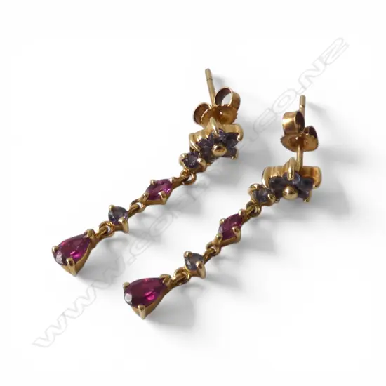 PR 10ct GOLD TANZANITE & GARNET EARRINGS, 1.54gm