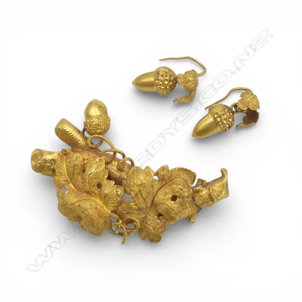 Victorian 15ct gold acorns brooch w matching earrings. 4.34gms Boxed. Image 1++