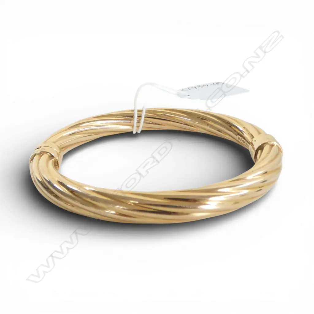 9ct GOLD HINGED BANGLE, hollow twist design w safety catch which has just broken!16.33gm Image 1++