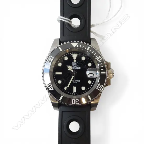 STEELDIVE AUTOMATIC WRIST WATCH SET, BOXED w. BRACELET & PAPERS, RUNNING