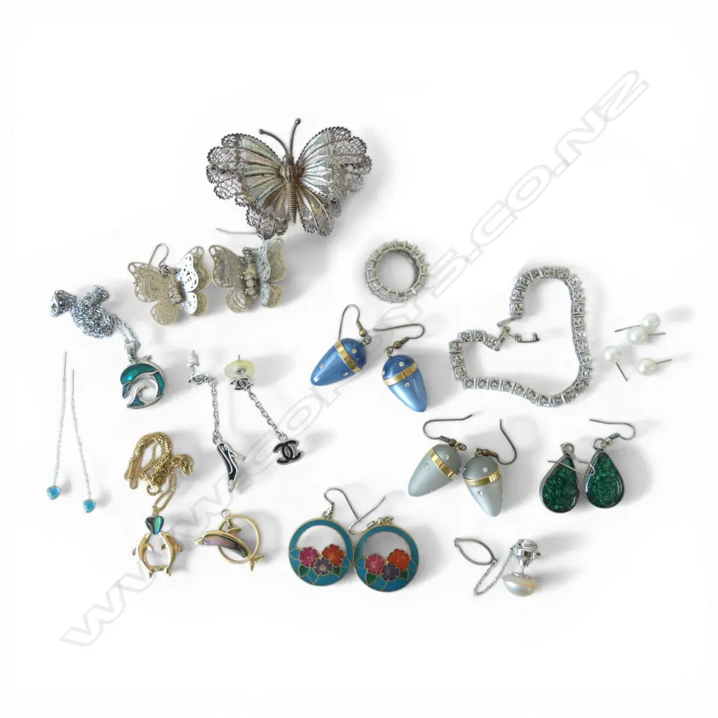 ASST. COSTUME JEWELLERY INCLDS; SILVER FILIGREE BUTTERFLY BROOCH & EARRINGS Image 1++