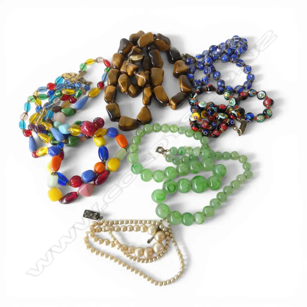 6 VINTAGE NECKLACES: 2 clasps faulty Image 1++