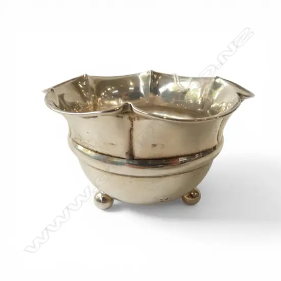 Birmingham 1911 silver sugar bowl w scalloped rim. 50gms