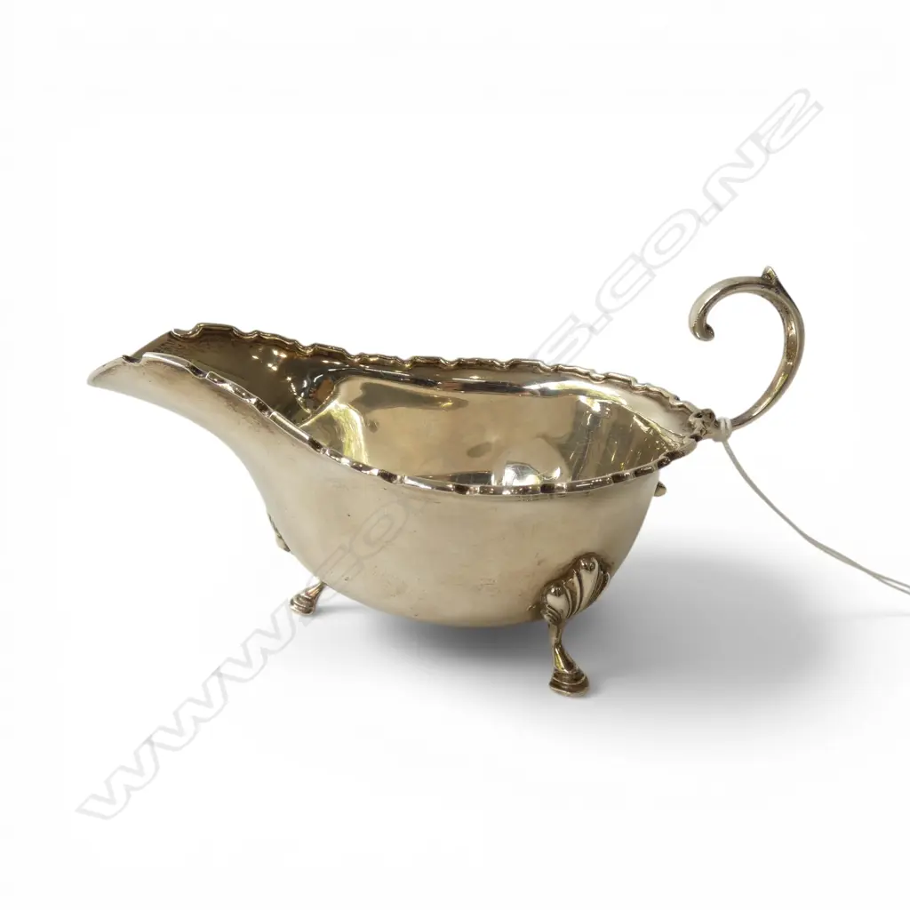 Sheffield 1934 silver tripod gravy boat. Cast applied shaped rim. 99.5gms Image 1++