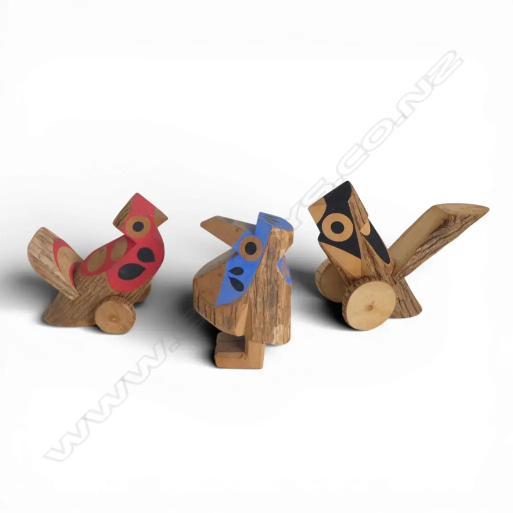 3 MID CENTURY JAPANESE FOLK ART WOODEN BIRDS, signed to base, 100 x 130mm Image 1++