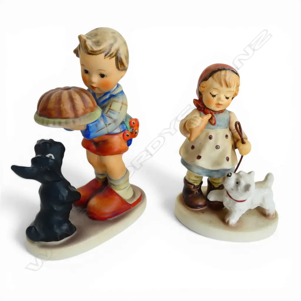 2 HUMMEL GOEBEL FIGURINES feeding the dogs H.130MM Image 1++