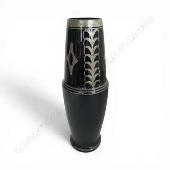 A BLACK GLASS ART DECO VASE - 33mm (H)