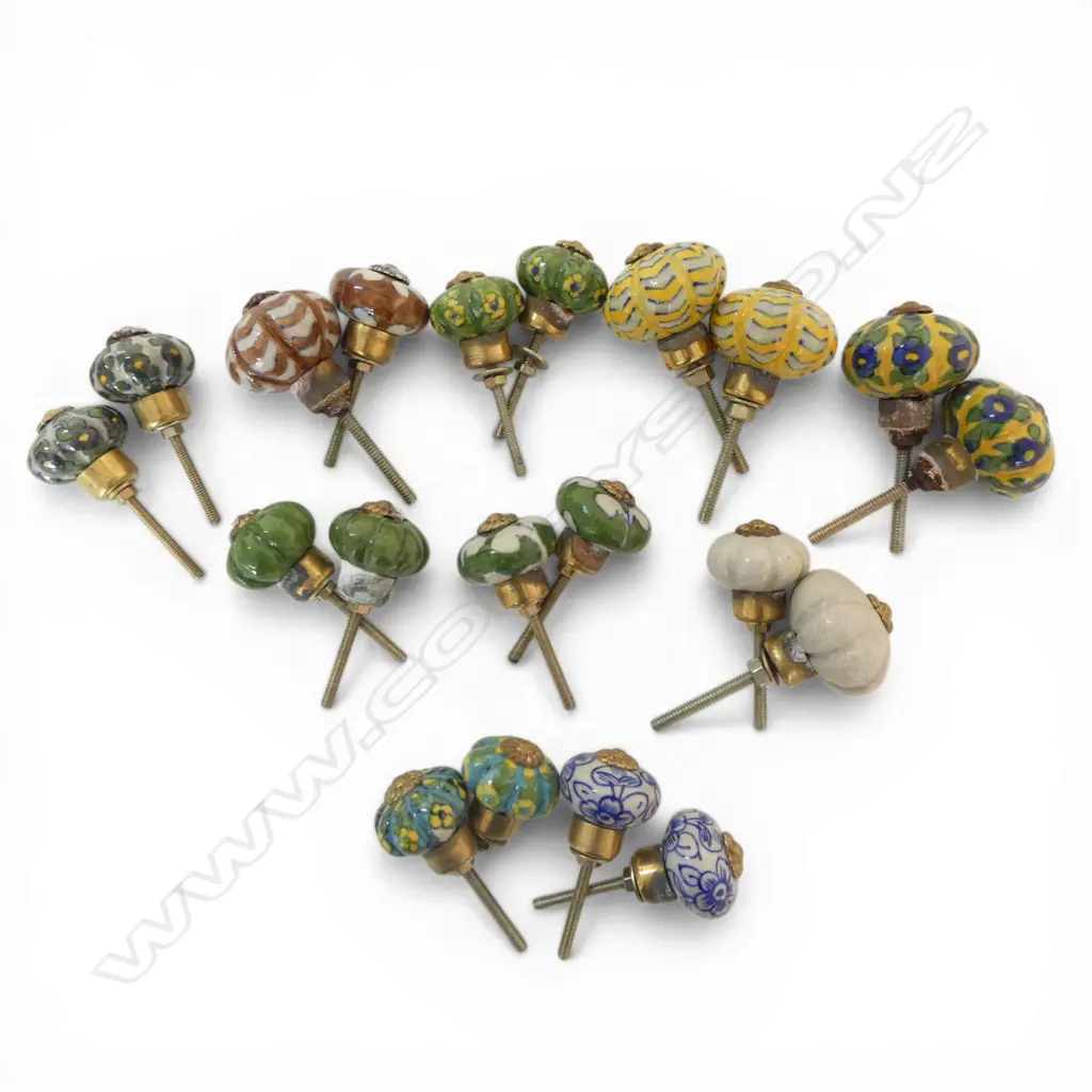 COLLECTION VINTAGE PORCELAIN KNOBS, 10 PRS Image 1++